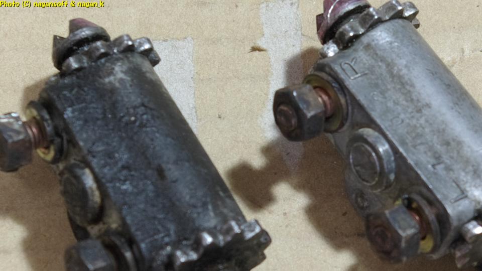 スバル R-2 K12、リヤアンカブロック、片方だけ掃除した、2015年03月13日撮影、「なが～ン」所有車 R-2 360cc