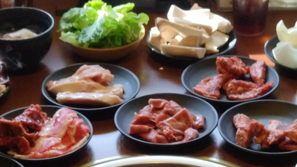 「なが～ンのごちゃごちゃ」ブログ 2024年1月23日記事の扉写真。焼肉バイキングでの肉