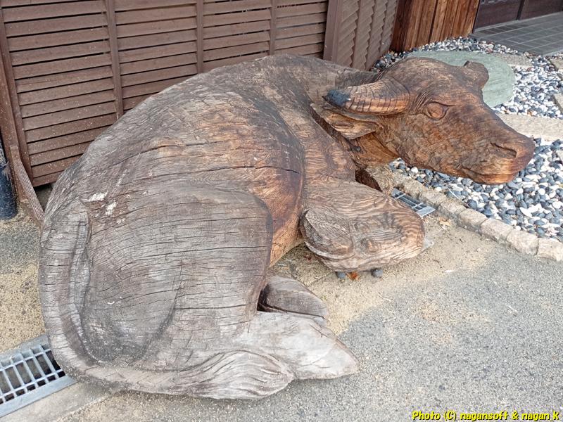 バイキング左近末広店 敷地内にある 木彫りの大きい牛