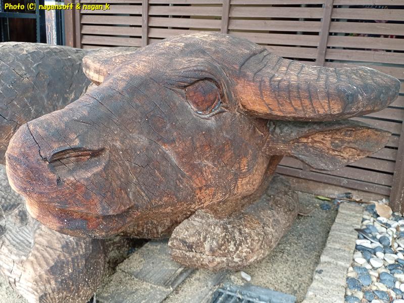 バイキング左近末広店 敷地内にある 木彫りの大きい牛、横顔