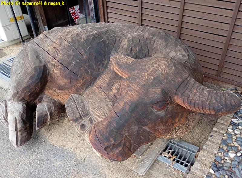 バイキング左近末広店 敷地内にある 木彫りの大きい牛、人が上に乗れるぐらい大きいよ