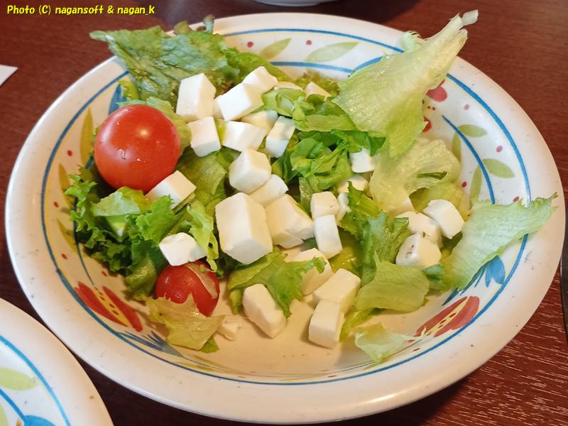 バイキング左近末広店 2025年11月18日。サニーサラダが欲しいのだが、刻まれてチーズとトマトがあえてあった