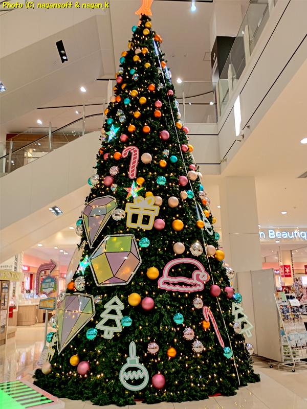 2025年11月19日、イオンモール和歌山のクリスマスツリー側面