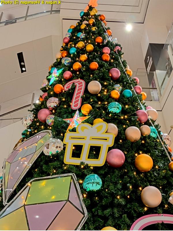 2025年11月19日、イオンモール和歌山のクリスマスツリー飾りつけ