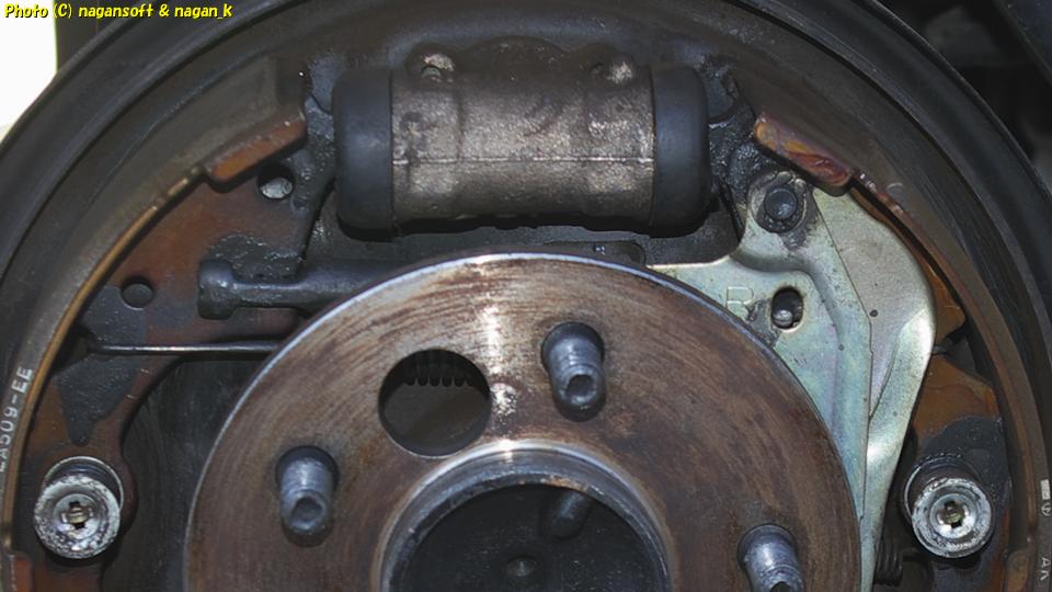 2025年11月22日、「なが～ン」所有車、クラウンワゴン、リヤブレーキシューの残量確認