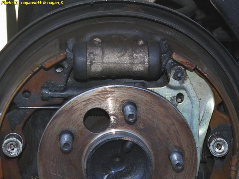 2025年11月22日、「なが～ン」所有車、クラウンワゴン、リヤブレーキシリンダー周辺