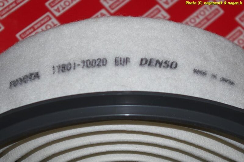 側面に部品番号とDENSOのロゴがプリントされている|17801-70020 エアーエレメント|クラウンワゴン E-GS130|2025年01月18日撮影