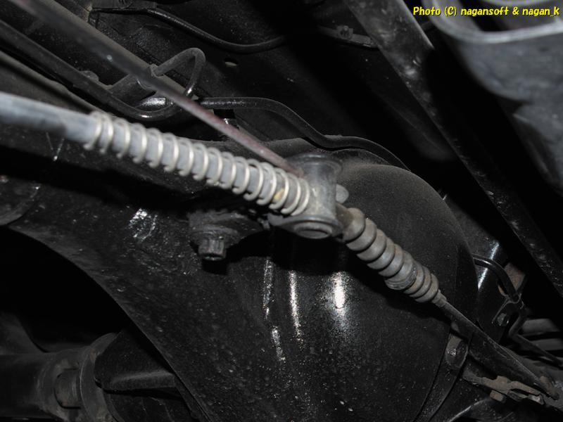 「なが～ン」所有車、クラウンワゴン GS130 1GFE、2025年11月23日、サイドブレーキワイヤーブーツに破れあり