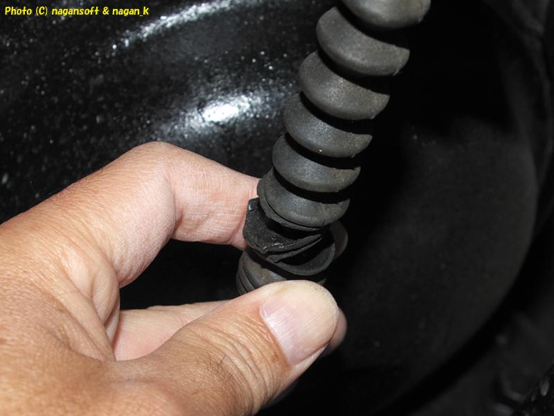 「なが～ン」所有車、クラウンワゴン GS130 1GFE、2025年11月23日、サイドブレーキワイヤーブーツの破れ状態