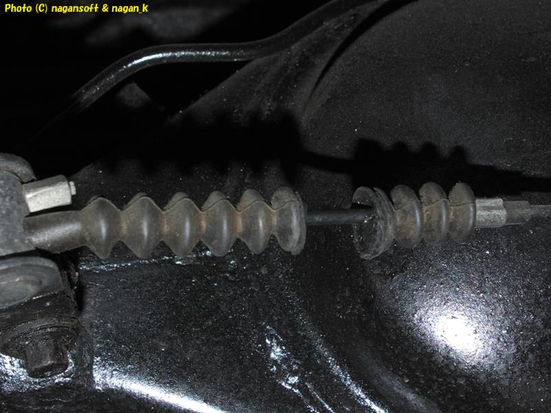 「なが～ン」所有車、クラウンワゴン GS130 1GFE、2025年11月23日、サイドブレーキワイヤーブーツの破箇所を引っ張って分離させた