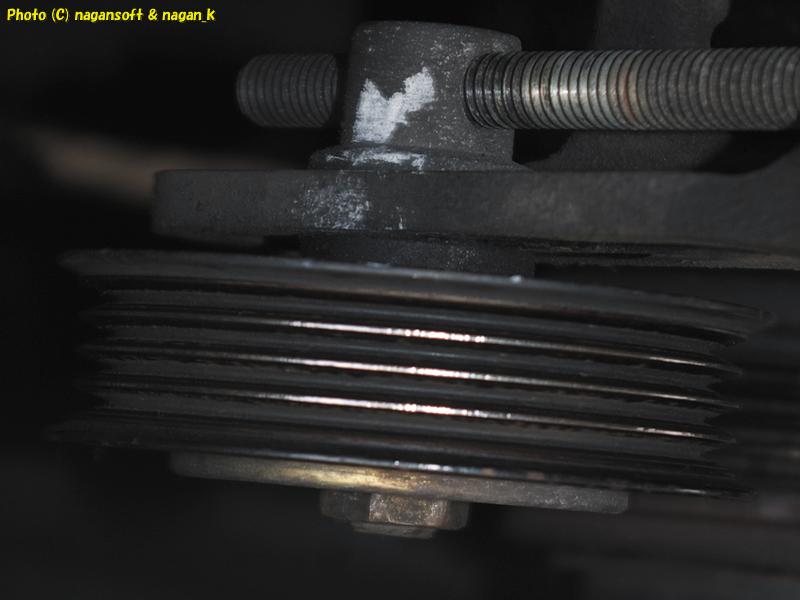 「なが～ン」所有車、クラウンワゴン GS130 1GFE、2025年11月23日、ファンベルト取り外し直後、エアコンコンプレッサーアジャスタープーリー溝