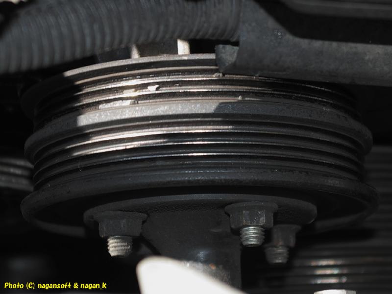 「なが～ン」所有車、クラウンワゴン GS130 1GFE、2025年11月23日、ファンベルト取り外し直後、ウォーターポンププーリー溝、付着物あり、あかんぞー