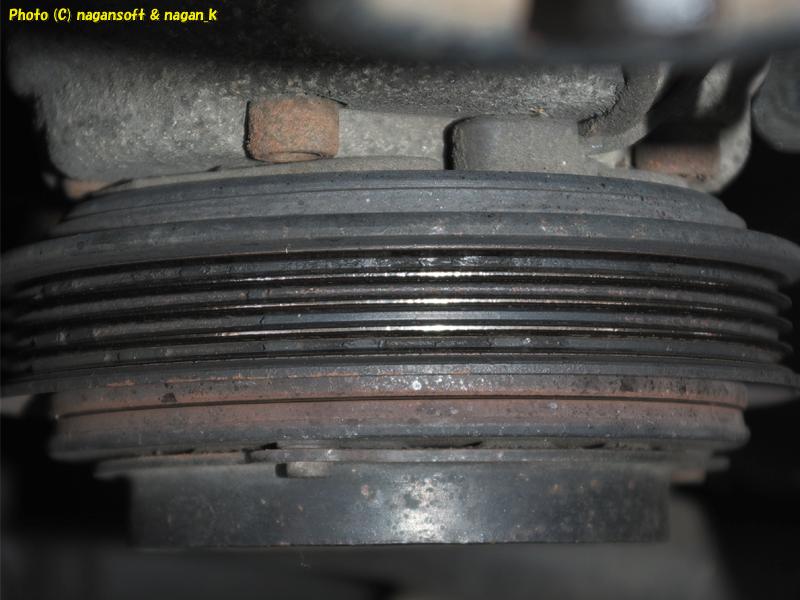 「なが～ン」所有車、クラウンワゴン GS130 1GFE、2025年11月23日、ファンベルト取り外し直後、エアコンコンプレッサープーリー溝、付着物あり、あかんぞー