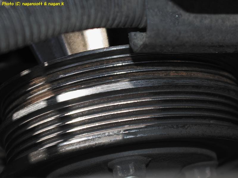「なが～ン」所有車、クラウンワゴン GS130 1GFE、2025年11月23日、ウォーターポンププーリー溝、付着物を掻き落として掃除したけど錆があるんよねー