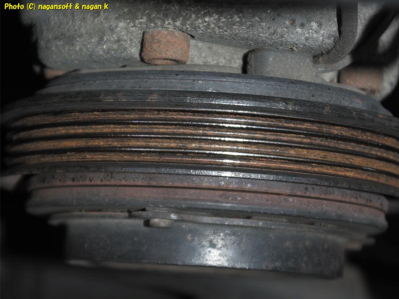 「なが～ン」所有車、クラウンワゴン GS130 1GFE、2025年11月23日、エアコンコンプレッサープーリー溝、付着物を掻き落として掃除したけど錆があるんよねー
