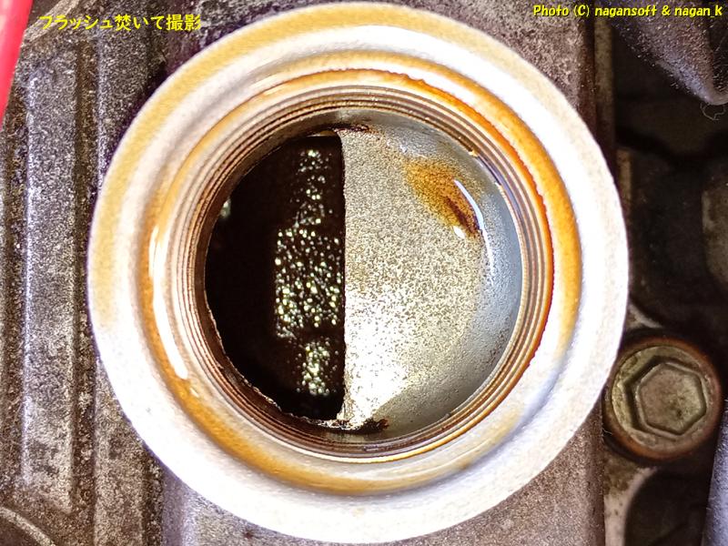 クラウンワゴン G130、オイル交換、オイル投入口をフラッシュ焚いて撮影、2025年11月24日撮影、「なが～ン」所有車 クラゴン君 1G-FE