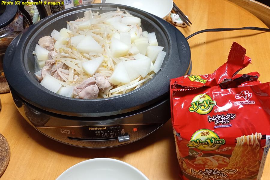 具材が鍋にセットされている-お正月の昼夜ご飯は辛くて怪しい鍋ラーメン、2026年01月01日撮影