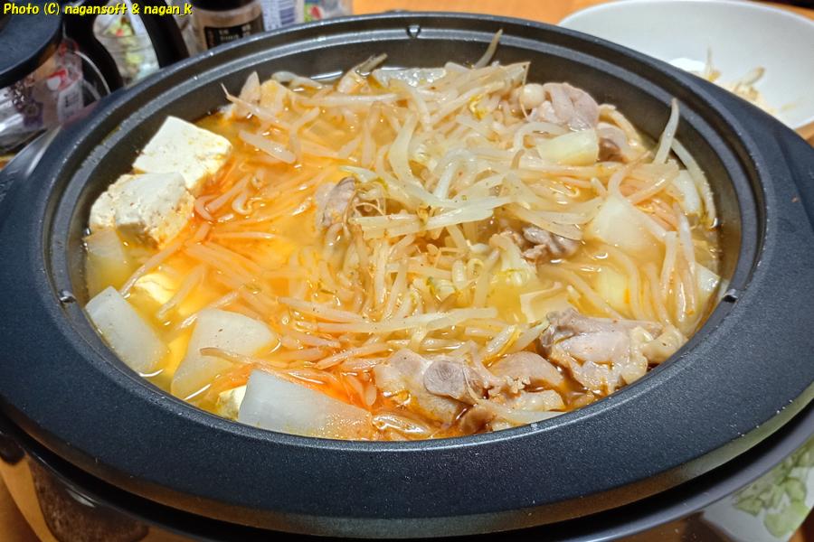 インスタントラーメンのスープの素で鍋が始まる -お正月の昼夜ご飯は辛くて怪しい鍋ラーメン、2026年01月01日撮影