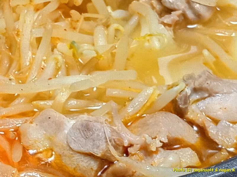 「味の素YumYumトムヤムクンヌードル」のスープの素でできあがった鍋 -お正月の昼夜ご飯は辛くて怪しい鍋ラーメン、2026年01月01日撮影