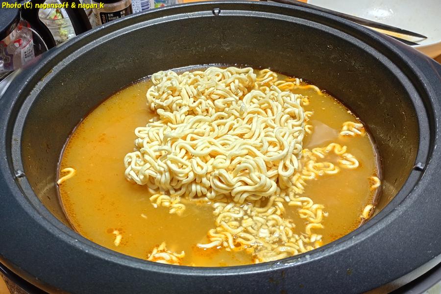 「味の素YumYumトムヤムクンヌードル」のスープでの鍋 最後の締めはもちろんラーメン -お正月の昼夜ご飯は辛くて怪しい鍋ラーメン、2026年01月01日撮影