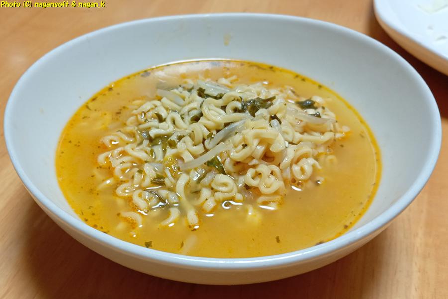 「味の素YumYumトムヤムクンヌードル」のスープでの鍋 最後の締めラーメン -お正月の昼夜ご飯は辛くて怪しい鍋ラーメン、2026年01月01日撮影