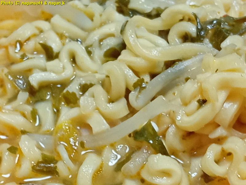 「味の素YumYumトムヤムクンヌードル」のスープでの鍋 最後の締めラーメン ネギ高騰で食費オーバーするので代わりに茶殻を投入 -お正月の昼夜ご飯は辛くて怪しい鍋ラーメン、2026年01月01日撮影