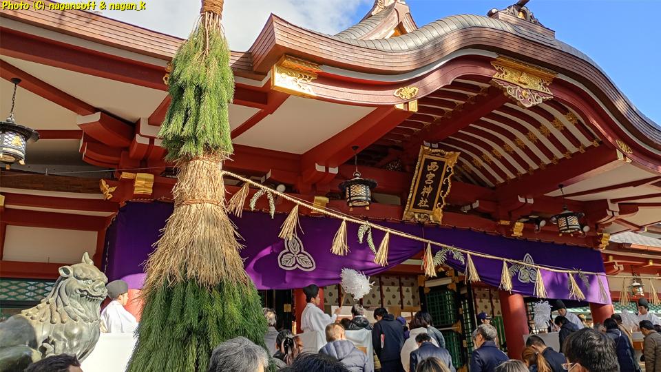 まぐろ詣での行列から拝殿と逆さ門松を撮影、西宮神社 十日えびす、2026年01月09日撮影