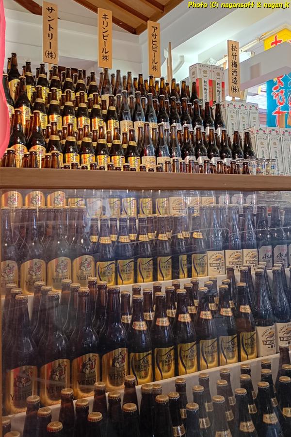 拝殿に積み上げられたビール、西宮神社 十日えびす、2026年01月09日撮影