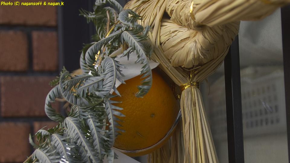 冬の嵐で注連飾りが大変なことになっていた