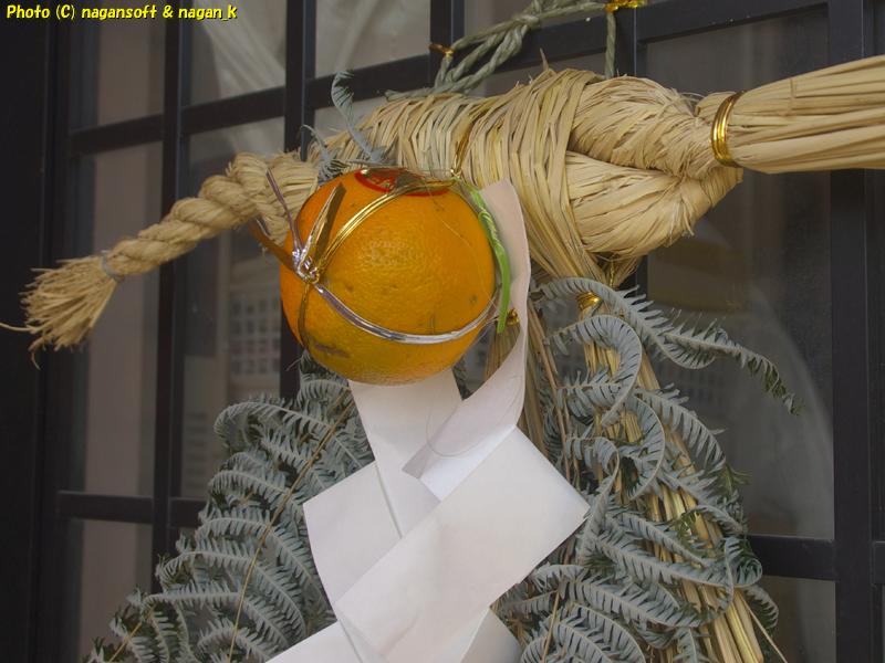 「ビニールタイ」を用いて注連飾りを補修した。冬の嵐で注連飾りが大変なことになっていた、2026年01月12日撮影