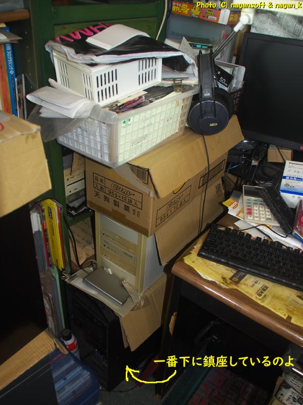 メインパソコンなんだけどパソコンの上にいろんなものが積みあがっている、Lenovo ThinkStation D30、2026年01月16日撮影