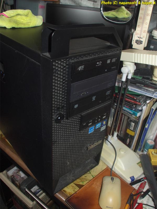 卓上に置いた状態にてフロント撮影、Lenovo ThinkStation D30、2026年01月16日撮影