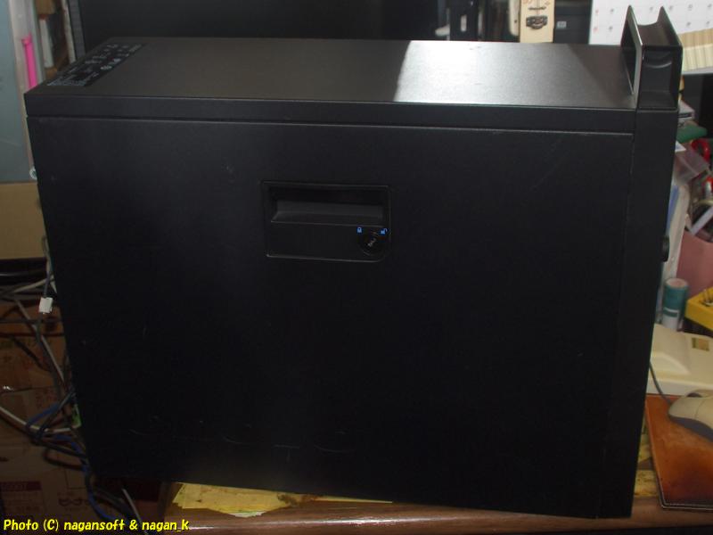 卓上に置いた状態にて側面撮影、Lenovo ThinkStation D30、2026年01月16日撮影