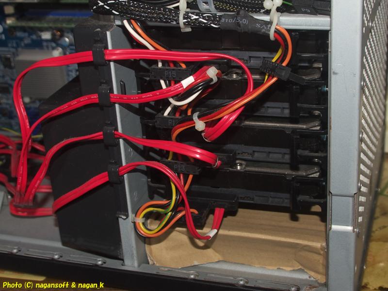 HDDベイを掃除して元通りにHDDをセットしなおす、Lenovo ThinkStation D30、2026年01月16日撮影