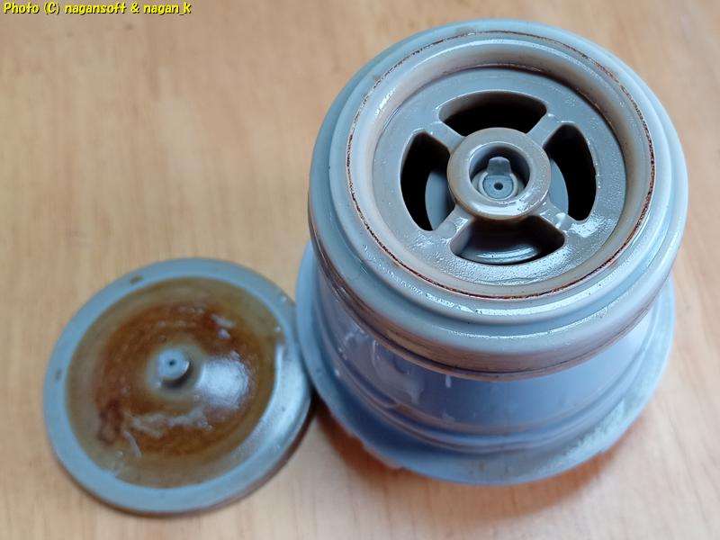 サーモスの保温水筒 中蓋シャフトが折れることで弁が取れている、2026年01月23日撮影