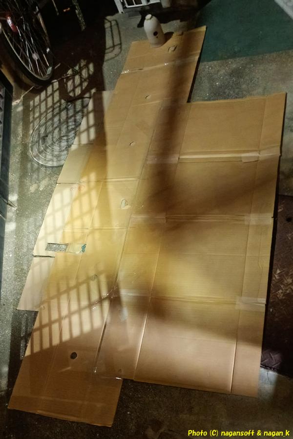 大寒波が来ているのに夜７時の屋外にてダンボールを切り貼りしてバリケードを作成する。2026年01月24日撮影