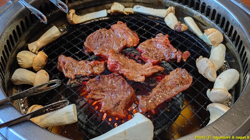 「泉州元気ハラミ」を焼いている、焼肉バイキング左近 末広店、2026年01月30日撮影