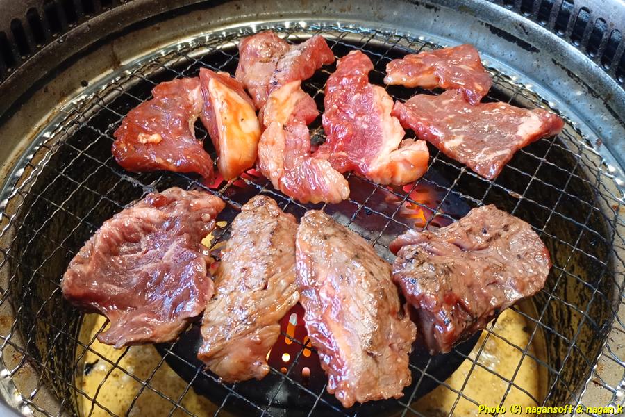 ２回目に焼いたもの 牛肉赤身と泉州元気ハラミ、焼肉バイキング左近 末広店、2026年01月30日撮影