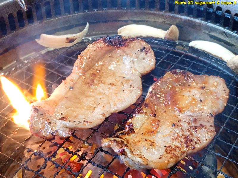 ブタ肉の脂が滴って炎が上がる、焼肉バイキング左近 末広店、2026年01月30日撮影