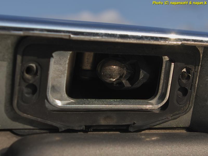 クラウンワゴン E-GS130G、ライセンスランプのレンズを外して電球を取り出す、2026年02月07日撮影、「なが～ン」所有車 クラゴン 1G-FE