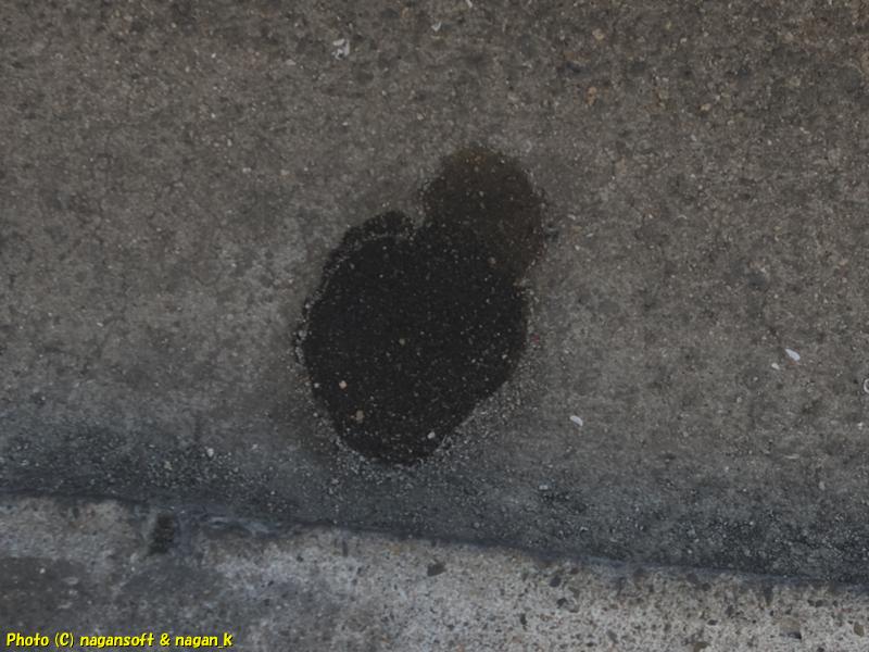 クラウンワゴン E-GS130G、オイル滲みで地面が汚れている、2026年02月07日撮影、「なが~ン」所有車 クラゴン 1G-FE