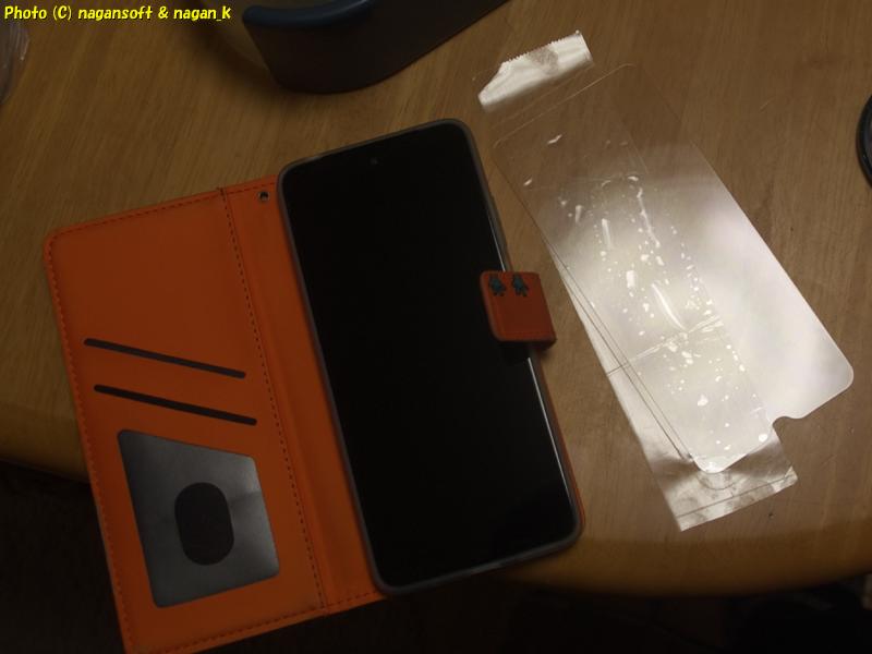 スマホのガラスフィルムをテープ貼り付けて剥がした。2026年02月13日撮影