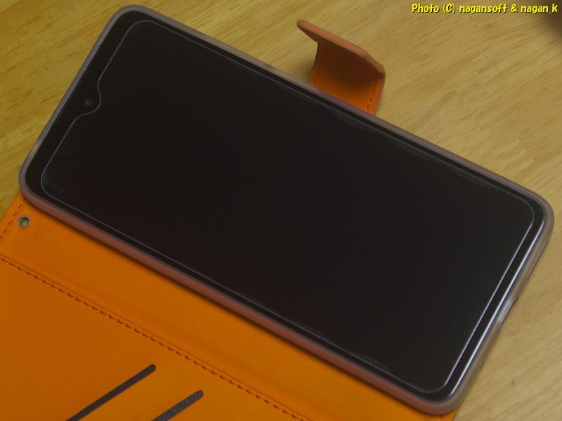 スマホにガラスフィルム貼り付け完成。2026年02月13日撮影