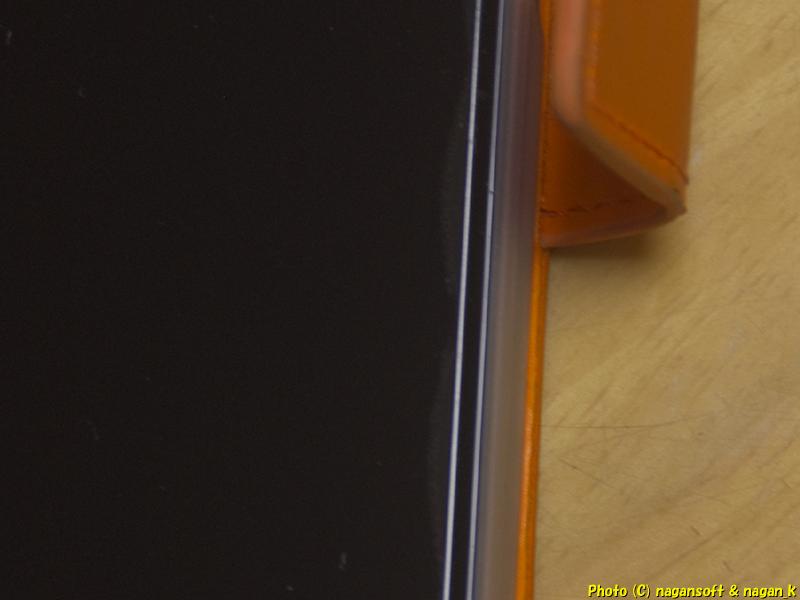 スマホにガラスフィルム貼り付けたのだが端っこが綺麗に貼れていない。2026年02月13日撮影