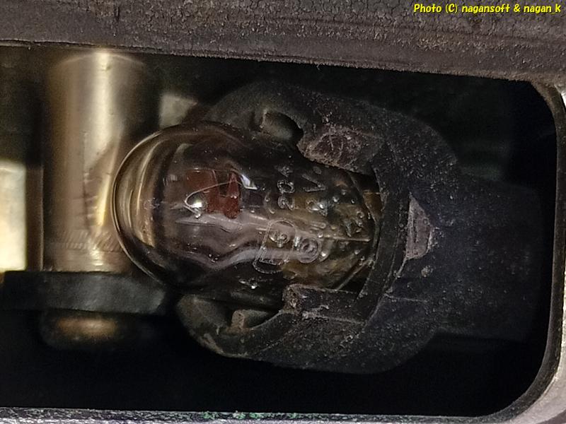 ライセンスランプソケットの電球接点を詰めたことで電球をしっかり咥えている。クラウンワゴン E-GS130G、2026年02月13日撮影、「なが~ン」所有車 クラゴン 1G-FE
