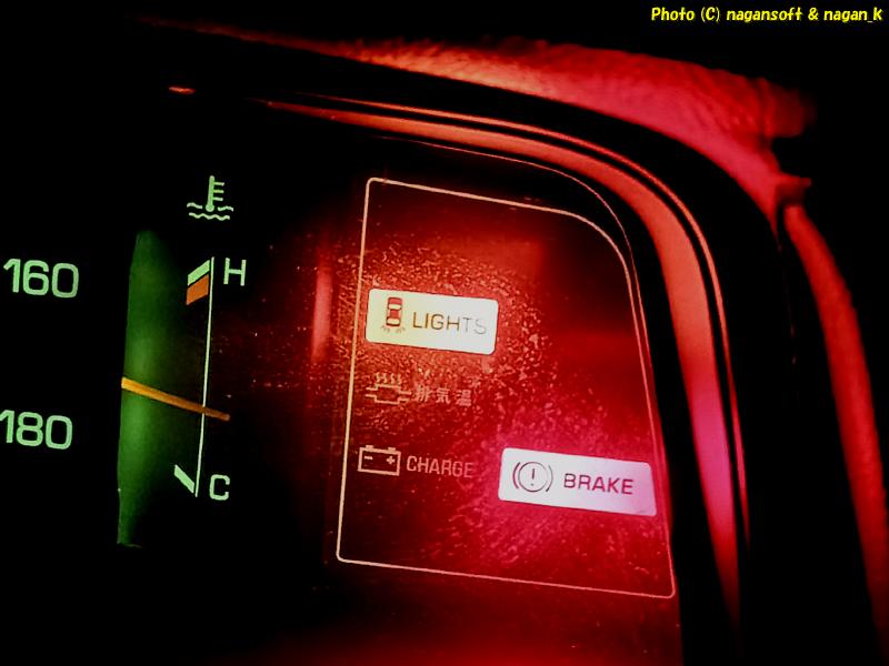 夜間走行にてライセンスランプ点灯せず再現、ランプ切れ警告点灯。クラウンワゴン E-GS130G、2026年02月13日撮影、「なが~ン」所有車 クラゴン 1G-FE