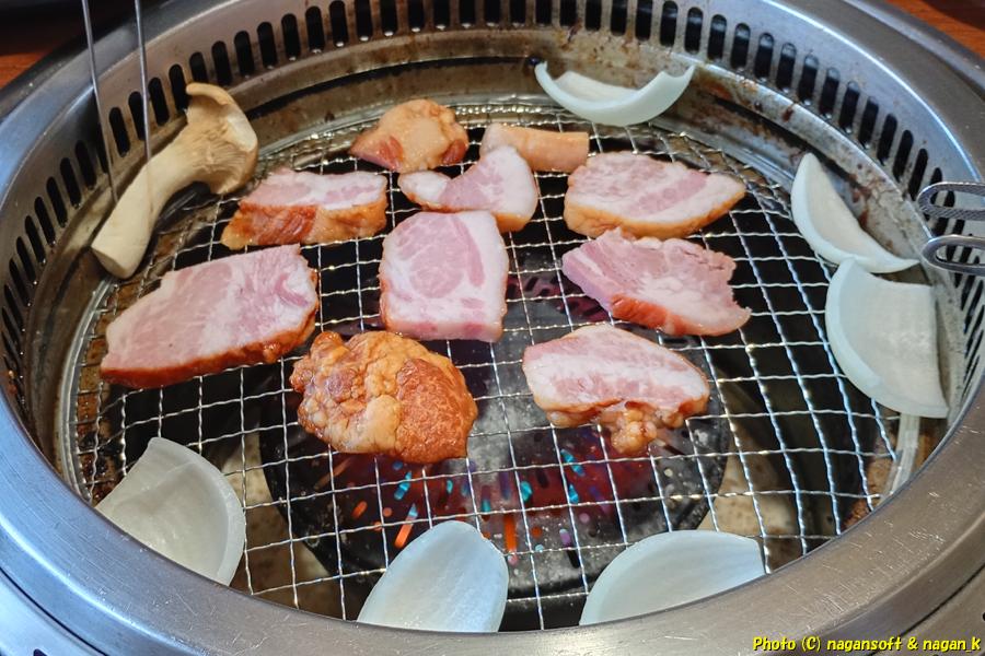 焼き網に最初に乗せた肉、バイキング左近、大阪府泉佐野市、2026年02月13日撮影