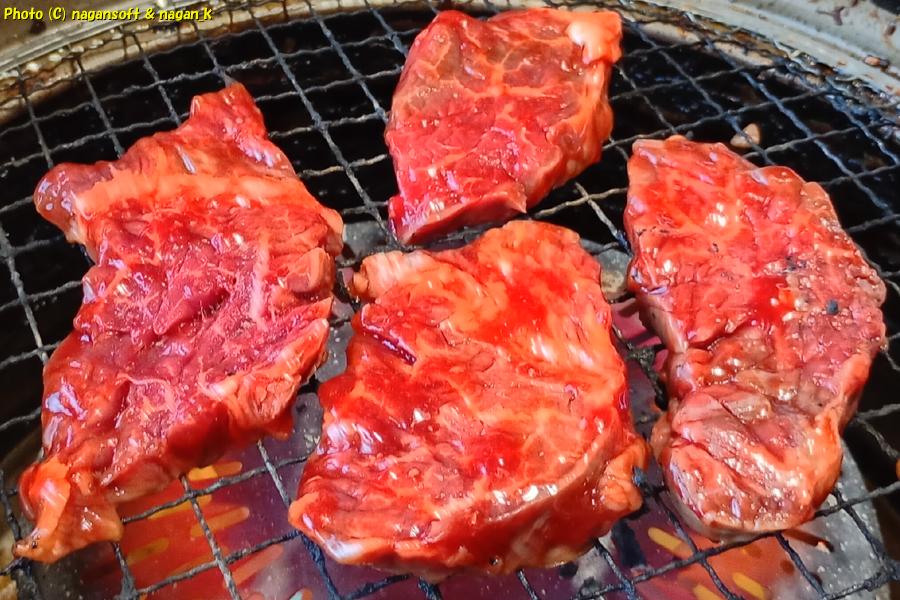 泉州元気ハラミ肉を焼き網に乗せた、バイキング左近、大阪府泉佐野市、2026年02月13日撮影、バイキング左近、大阪府泉佐野市、2026年02月13日撮影