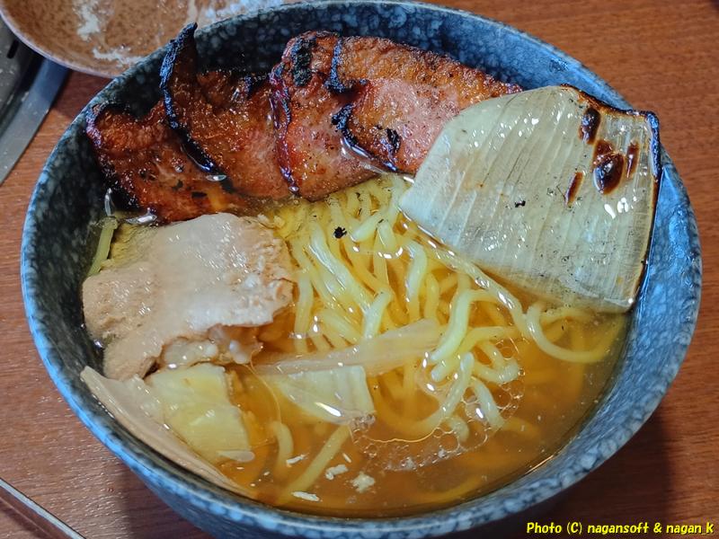 もつ鍋のスープをベースに味噌ラーメンつゆでちょっと割ってラーメンを作る、バイキング左近、大阪府泉佐野市、2026年02月13日撮影