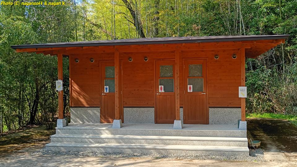 バイオトイレの建屋。大阪府・泉佐野丘陵緑地、2026年03月15日撮影